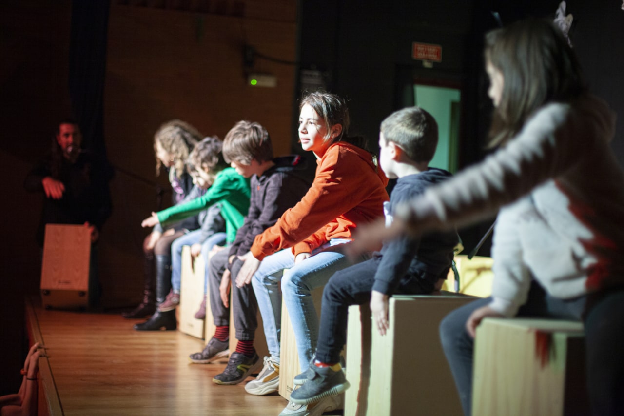 flamenco en familia niños tocando cajon flamenco